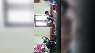 Chơi con bạn thân vừa đi học về nhà không có ai