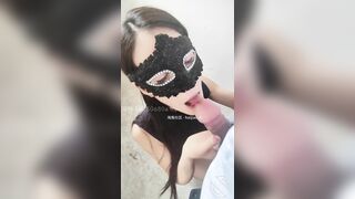 Chó cái tinh nghịch thích tiểu tiện và địt nhau public ở cầu thang