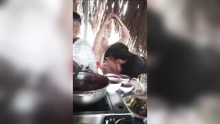 Miền tây bú vú vợ thằng bạn trên mâm nhâu dâm đãng v