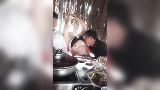 Miền tây bú vú vợ thằng bạn trên mâm nhâu dâm đãng v