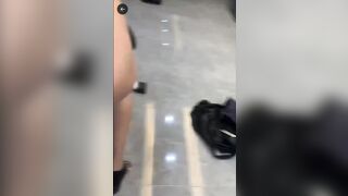 Dùng máy địt thủ dâm vào cái lồn múp bắn nước như mưa