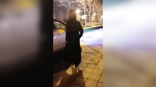 E gái bị bắt phải cởi sạch đồ ngoài đường rồi mới cho lên xe