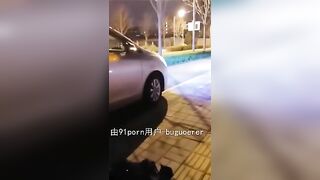 E gái bị bắt phải cởi sạch đồ ngoài đường rồi mới cho lên xe