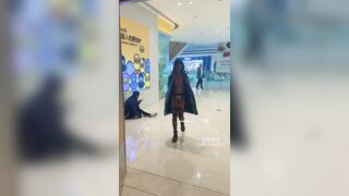 Em gái xinh nô lệ bị xỏ khuyên vú bạo dâm , bắt đi show vú ở trung tâm thương mại