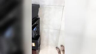 Quay lén dưới váy của em nhân viên TGDĐ