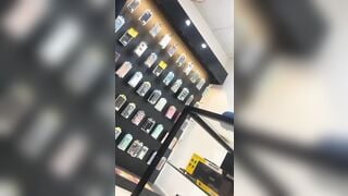 Quay lén dưới váy của em nhân viên TGDĐ