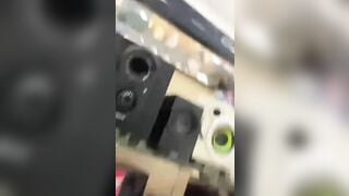 Quay lén dưới váy của em nhân viên TGDĐ