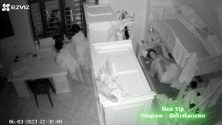Hack Camera Bố mẹ địt nhau trong giường các con đứng ngoài rình trộm