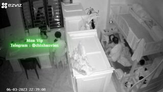 Hack Camera Bố mẹ địt nhau trong giường các con đứng ngoài rình trộm