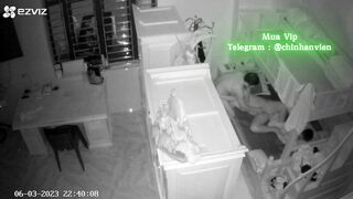 Hack Camera Bố mẹ địt nhau trong giường các con đứng ngoài rình trộm