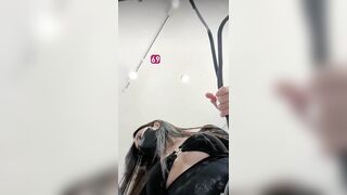 Em Học sinh Nhét Toy Rung trong Lồn đi Khắp TTTM rỉ nước 2
