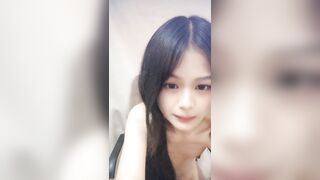 Em Loli xinh gái với cái lồn không lông siêu non Livestream thủ dâm P.3