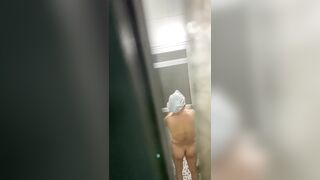 Quay lén chị gái dâm đãng tắm 1