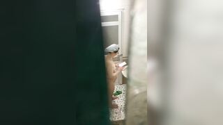 Quay lén chị gái dâm đãng tắm 2