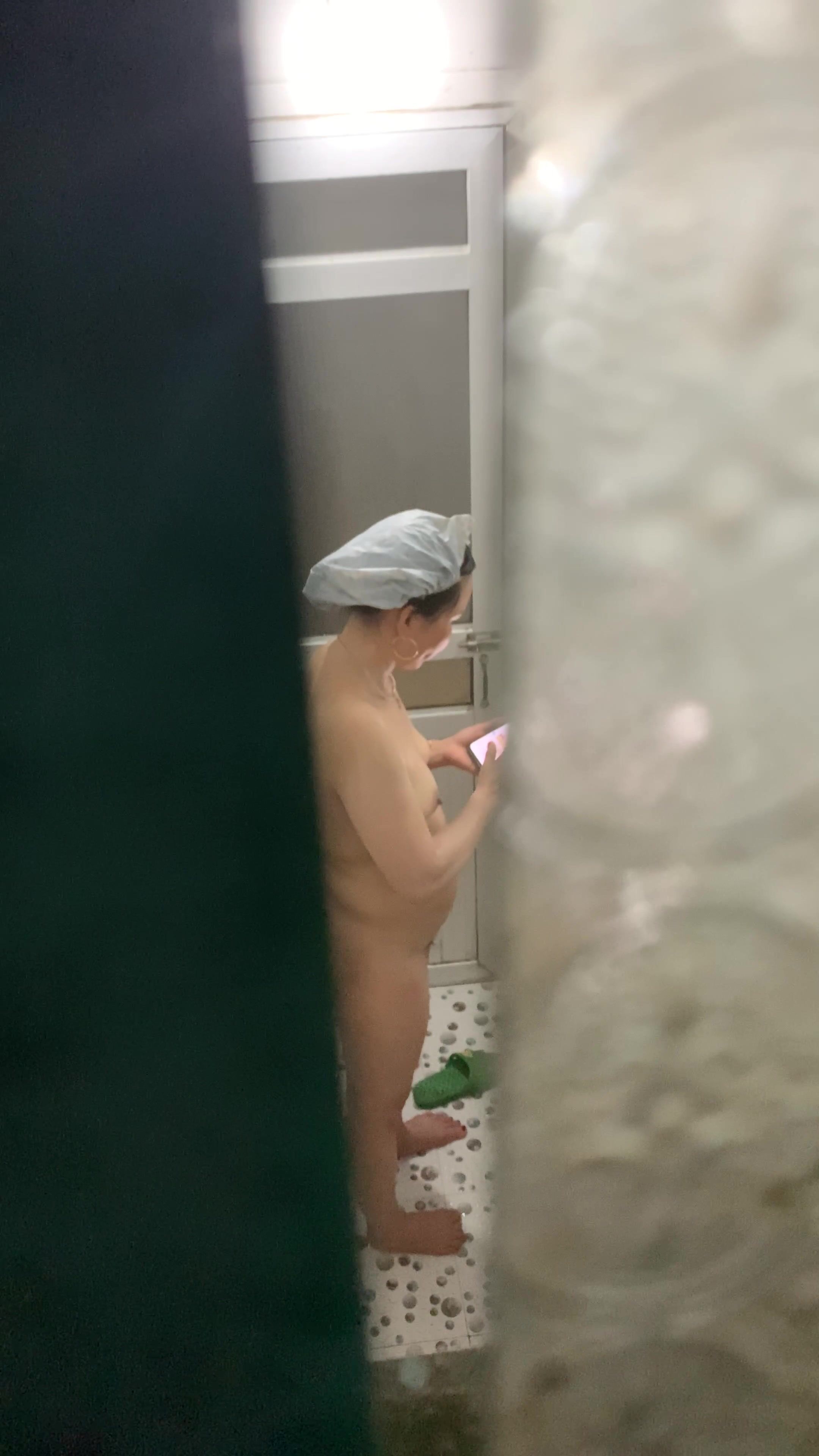 Quay lén chị gái dâm đãng tắm 2