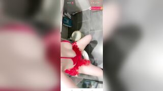 Hóa trang thủ dâm trong nhà vệ sinh đợi chồng về