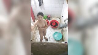 Quay lén đứa cháu hàng xóm tắm vú to lồn ngon nhìn là muốn địt