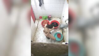 Quay lén đứa cháu hàng xóm tắm vú to lồn ngon nhìn là muốn địt