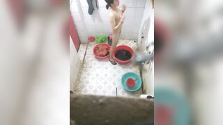 Quay lén đứa cháu hàng xóm tắm vú to lồn ngon nhìn là muốn địt