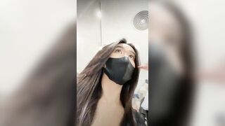 E mỹ Anh 2ka7 Nhét Sex Toy Đi TTTM Rung nát bím chảy nước