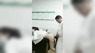 Shokc, Y tá Trưởng Với Bác Sĩ Bú Cu Djt Nhau Trong WC sướng vl