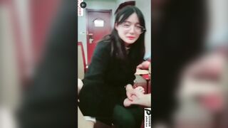 Cho con bạn mặt dâm đeo kính cận xem chim để gạ địt thấy cặc là sáng mắt