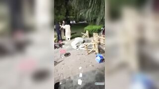 Em gái cởi đồ vào quán ăn