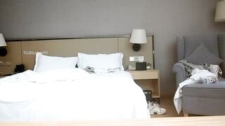 E gái xinh đẹp bán mình cho lão bản để đc vào cty làm nào ngờ lão bản lại quay lén em
