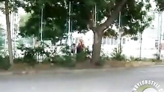 Teen trả kèo để ngực trần và đi mua sắm