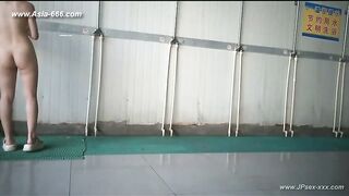 Quay lén con bạn thân ở nhà tắm công cộng vú to mông bư