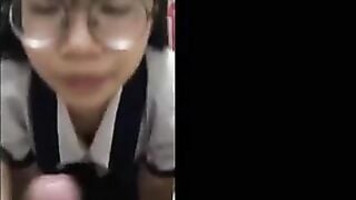 Em gái đeo kính dễ thương bú cu cho bạn trai trong nhà vệ sinh