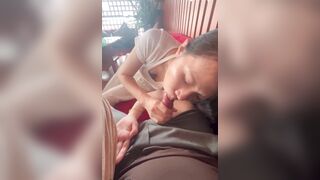 Bé ngoan xinh dâm cực bạo bú liếm cặc nuốt tinh anh trong quán cà phê