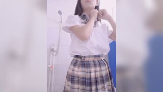 Em học sinh loli không lông nứng đi tắm thủ dâm P1