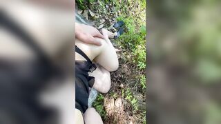 Cùng e gái bú cu public hòa mình giữa rừng xanh