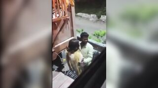 Địt nhau ở giữa đường bị người dân đuổi không đi
