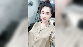 Em gái quay tiktok quên mặc giáp siêu múp