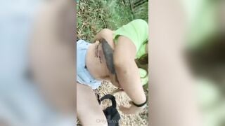 Đang chơi ngoài công viên em nứng nên tìm chổ lột đồ thủ dâm
