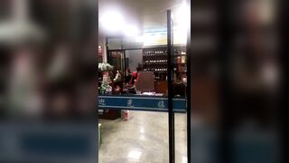 Khỏa thân đi siêu thị