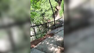 Lén lút làm tình BJ trên đường đi leo núi