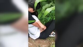 Em học sinh bị thằng hàng xóm khốn nạn móc lồn dâm đãng ngoài ruộng ngô
