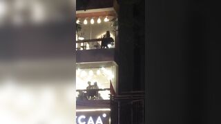 Shokc, Đôi HS lén Djt Nhau Trong Quán Trà sữa bắn nước xuống đường