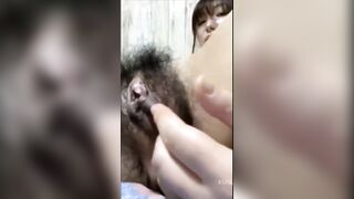 Em gái nghiệp dư dễ thương thủ dâm bằng máy rung và dương vật giả