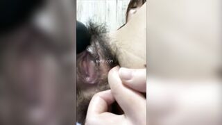 Em gái nghiệp dư dễ thương thủ dâm bằng máy rung và dương vật giả