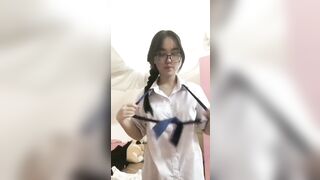 Rau non kính cận show hàng và thủ dâm