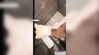 (Siêu Phẩm) Cô vợ dáng người mẫu trắng ngần không lông tắm cực khoái cảm