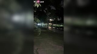Giữa công viên mà em sinh viên xinh xắn cởi quần anh bú cu như chỗ không người