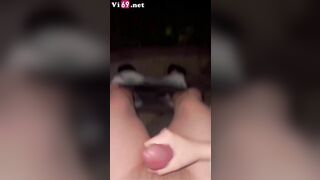 Giữa công viên mà em sinh viên xinh xắn cởi quần anh bú cu như chỗ không người