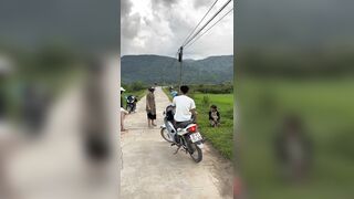 Chị gái đi chơi nhưng quên mặt quần