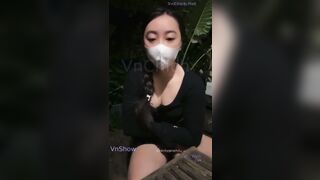 Gái dâm ra suối thủ dâm vú to lồn ngon gạ trai kiếm tiền