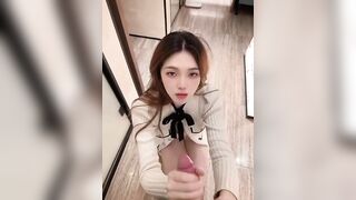 Gạ e rau non đi du lịch vừa vào khách sạn đã cởi quần bắt e bú cu
